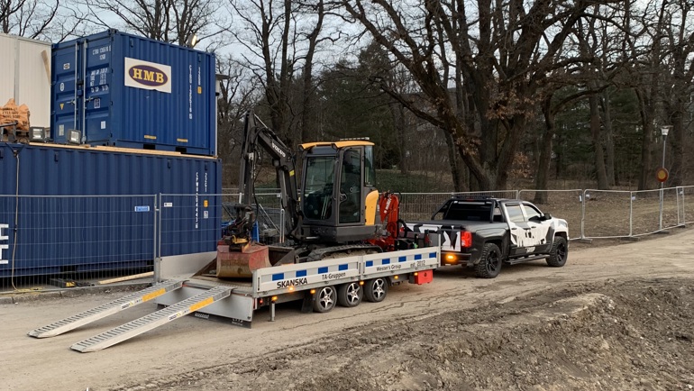 Multitransport Adam lastar grävmaskin