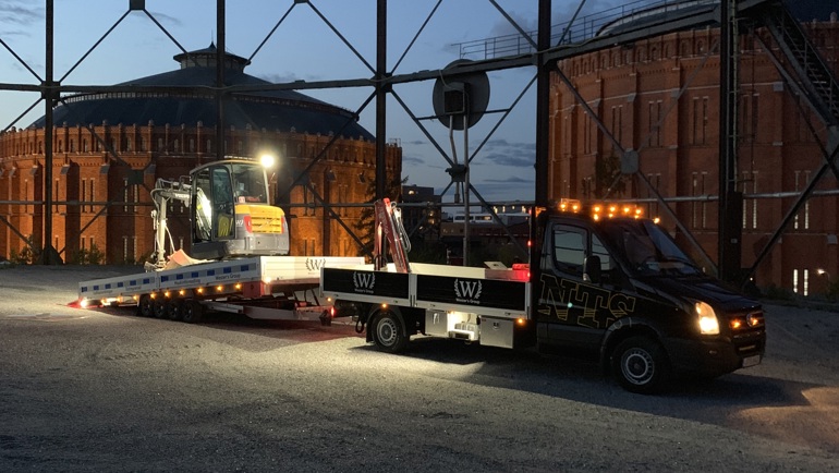 westbay adam multitransport lastar grävmaskin