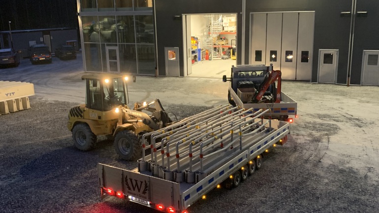 multisläp adam från Westbay lastar stängsel