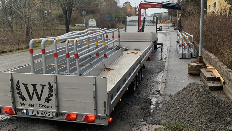 släpvagn med kran och stängsel