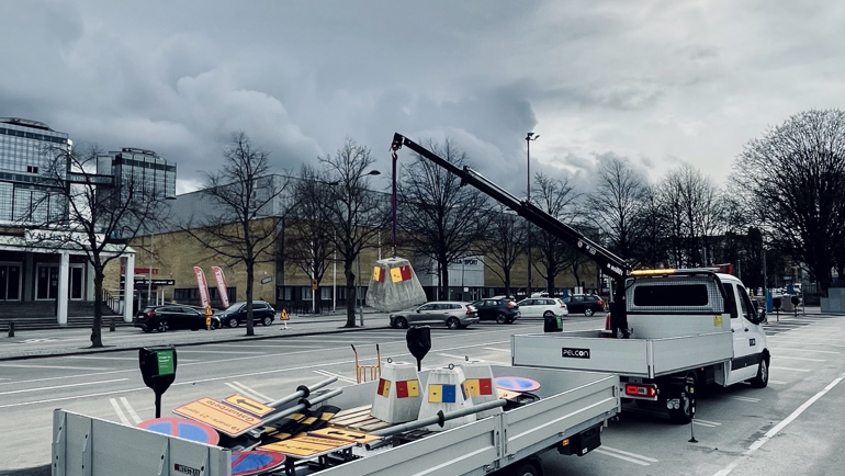 Westbay Adam med kranbil